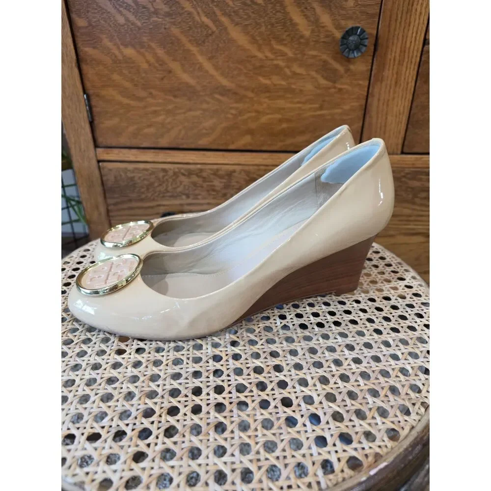 Tory Burch Twiggie Medallion Nude Patent Leather Wedge Pumps Size 9.5 Clean Girl